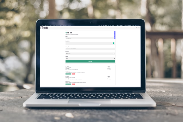 Photo of a laptop showing the Tarefa app on the screen.