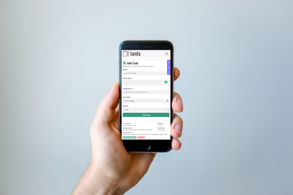 Photo of a mobile showing the Tarefa app on the screen.